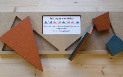 Simetries de dos triangles Two-triangle symmetries